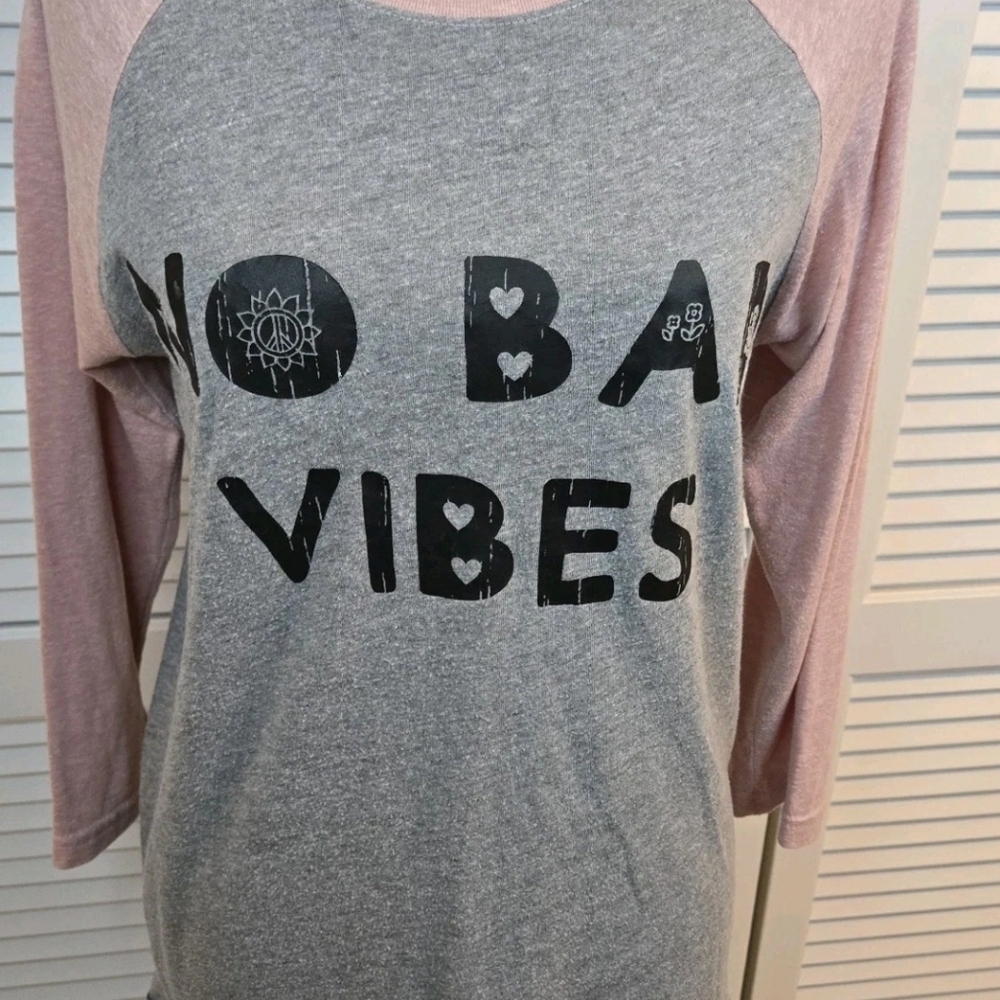 NO BAD VIBES Baseball 3/4 Tee Pink Gray Distressed Peace Sign Flowers XS LOVE